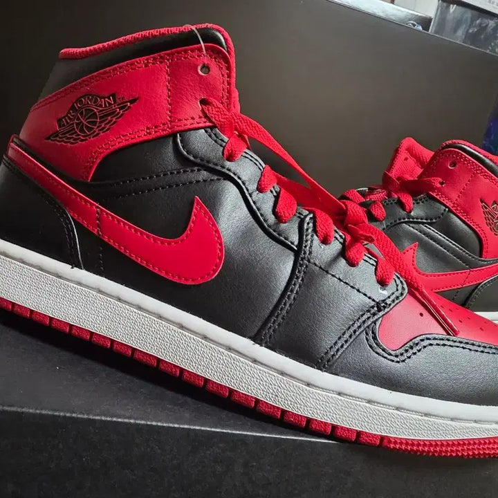 [BUNJANG] Nike Air Jordan 1 Mid Fire Red Sneakers / [정품]나이키 에어조던1 미드 파이어레드 260