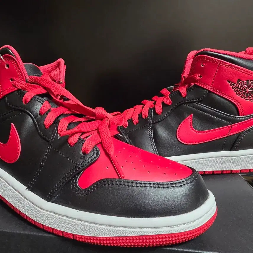 [BUNJANG] Nike Air Jordan 1 Mid Fire Red Sneakers / [정품]나이키 에어조던1 미드 파이어레드 260