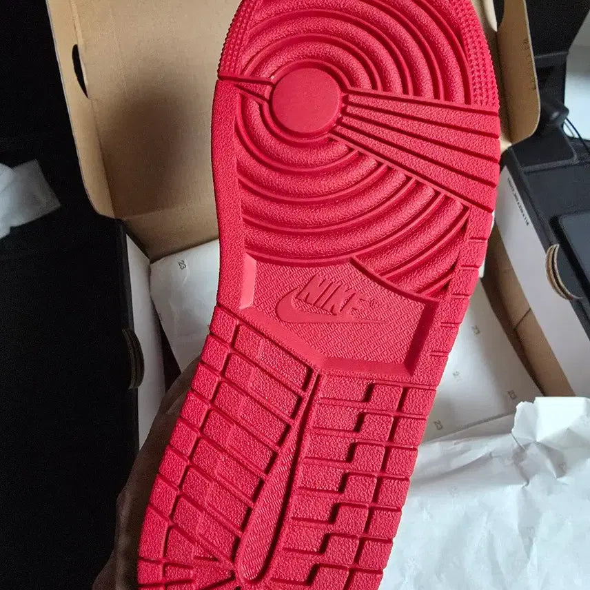 [BUNJANG] Nike Air Jordan 1 Mid Fire Red Sneakers / [정품]나이키 에어조던1 미드 파이어레드 260