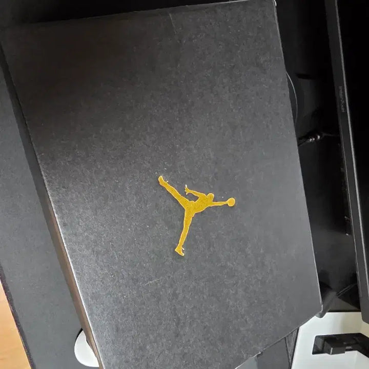 [BUNJANG] Nike Air Jordan 1 Mid Fire Red Sneakers / [정품]나이키 에어조던1 미드 파이어레드 260