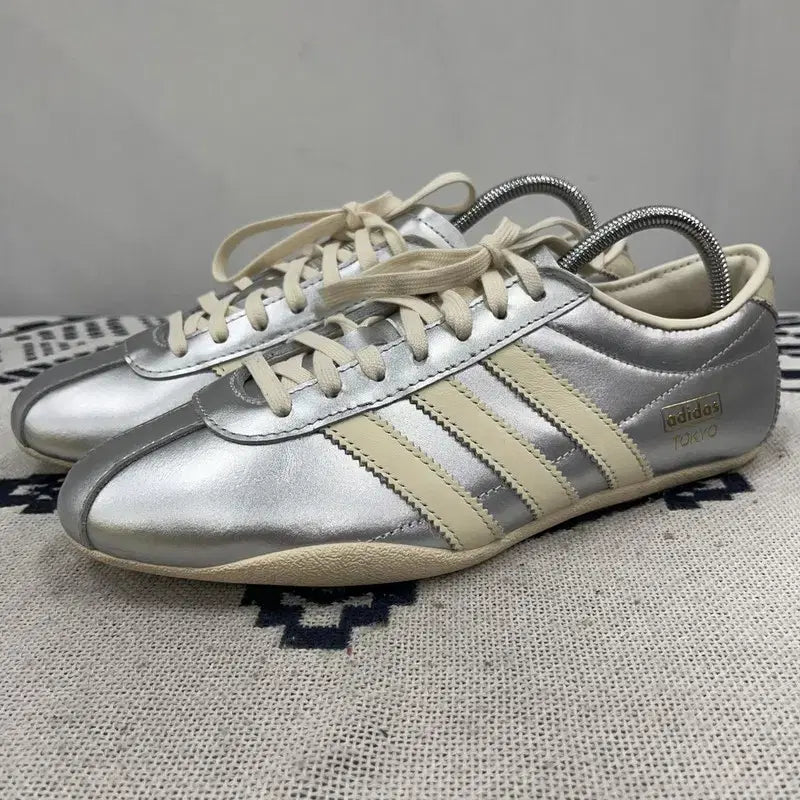 [BUNJANG] Adidas Tokyo Silver Metallic Sneakers / 아디다스 도쿄 실버 메탈릭 스니커즈 250 E02890