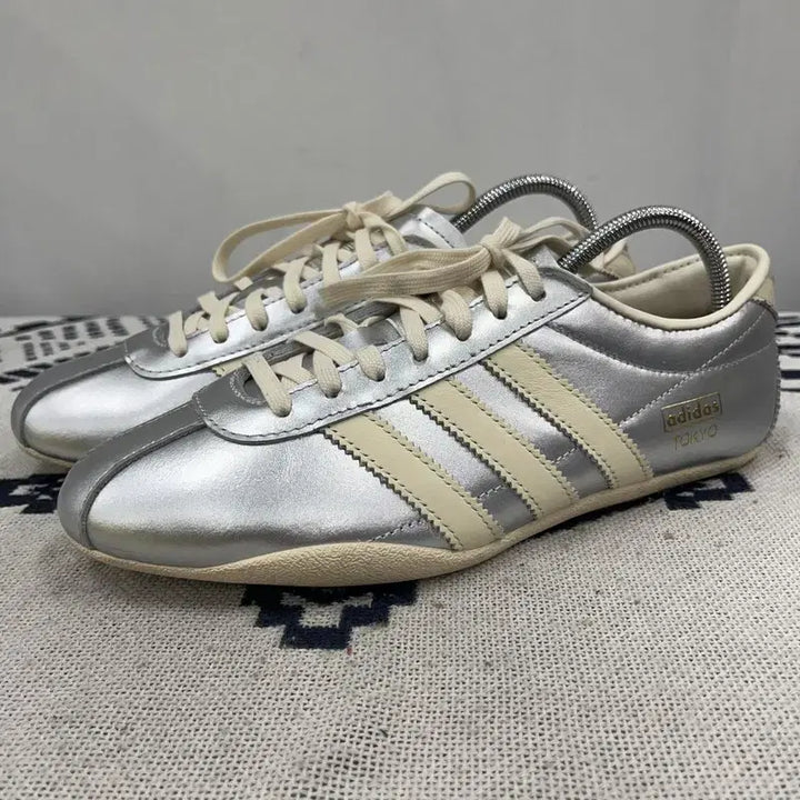 [BUNJANG] Adidas Tokyo Silver Metallic Sneakers / 아디다스 도쿄 실버 메탈릭 스니커즈 250 E02890