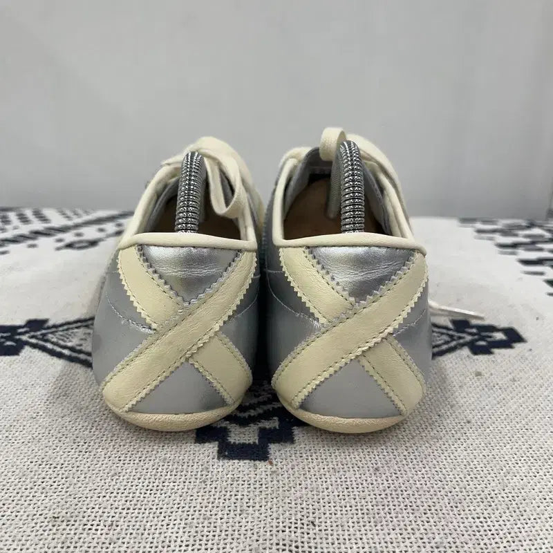 [BUNJANG] Adidas Tokyo Silver Metallic Sneakers / 아디다스 도쿄 실버 메탈릭 스니커즈 250 E02890