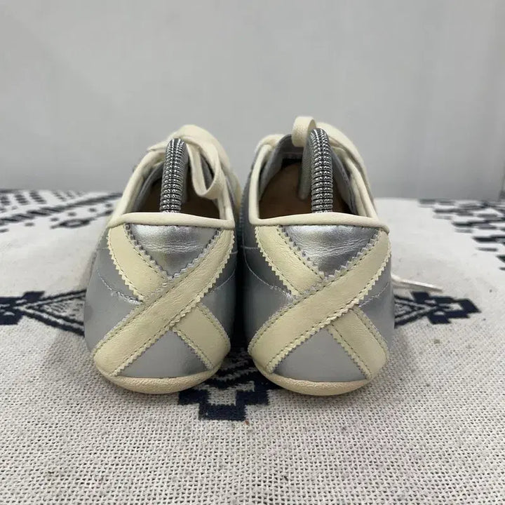 [BUNJANG] Adidas Tokyo Silver Metallic Sneakers / 아디다스 도쿄 실버 메탈릭 스니커즈 250 E02890