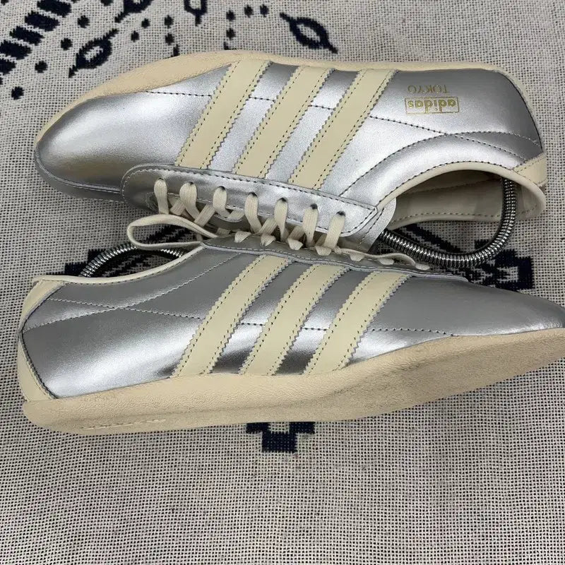 [BUNJANG] Adidas Tokyo Silver Metallic Sneakers / 아디다스 도쿄 실버 메탈릭 스니커즈 250 E02890