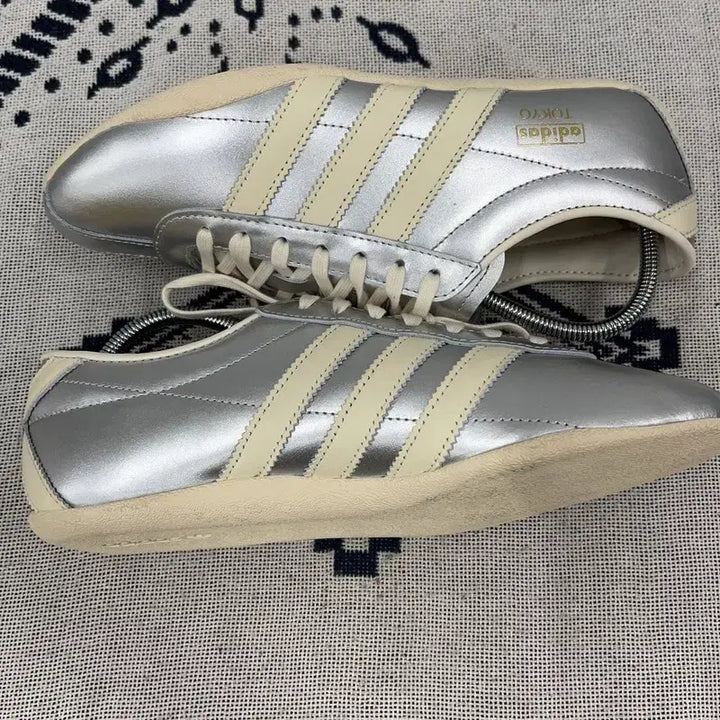 [BUNJANG] Adidas Tokyo Silver Metallic Sneakers / 아디다스 도쿄 실버 메탈릭 스니커즈 250 E02890