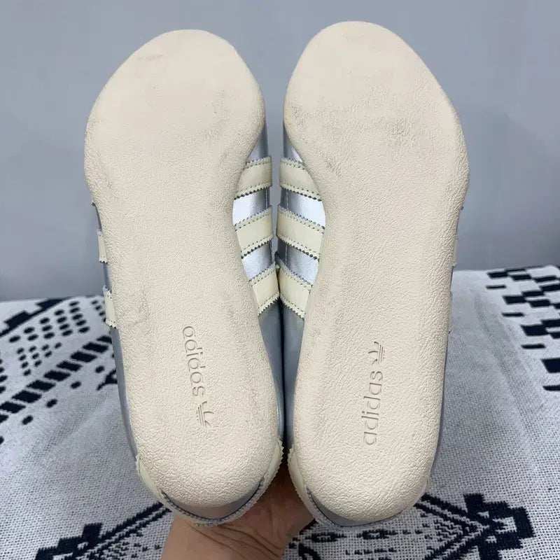 [BUNJANG] Adidas Tokyo Silver Metallic Sneakers / 아디다스 도쿄 실버 메탈릭 스니커즈 250 E02890