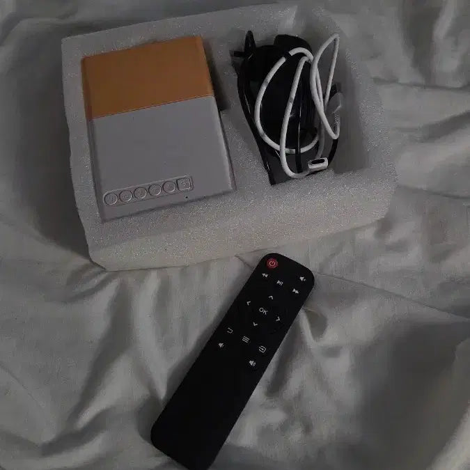 [BUNJANG] Portable Projector with Remote / 빔프로젝터 (리모컨있음)