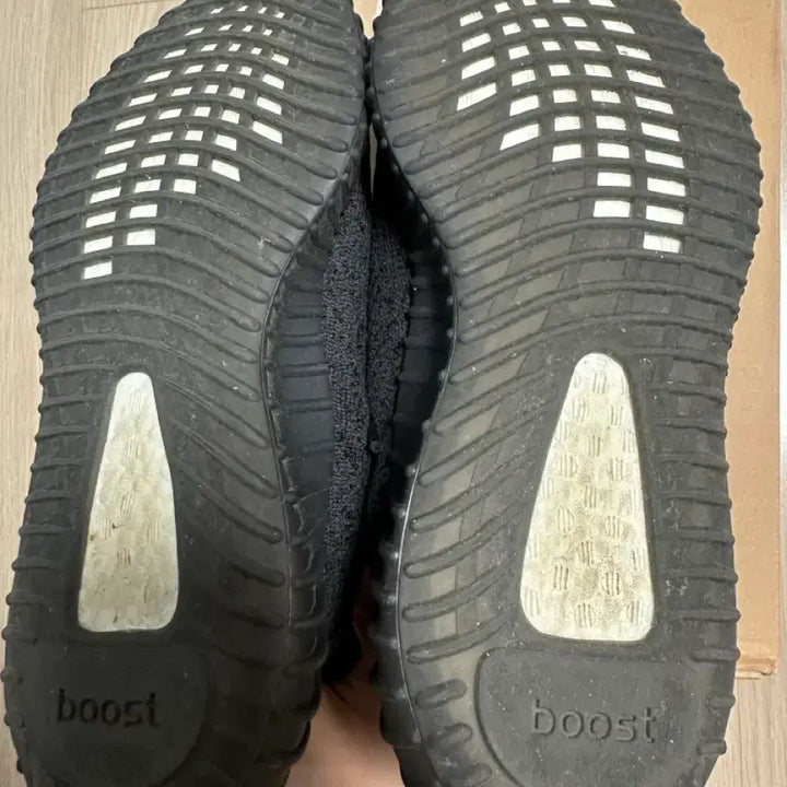 [BUNJANG] Adidas Yeezy Boost 350 V2 Bred Sneakers / [아코탭]아디다스 이지부스트 350v2 브레드 265