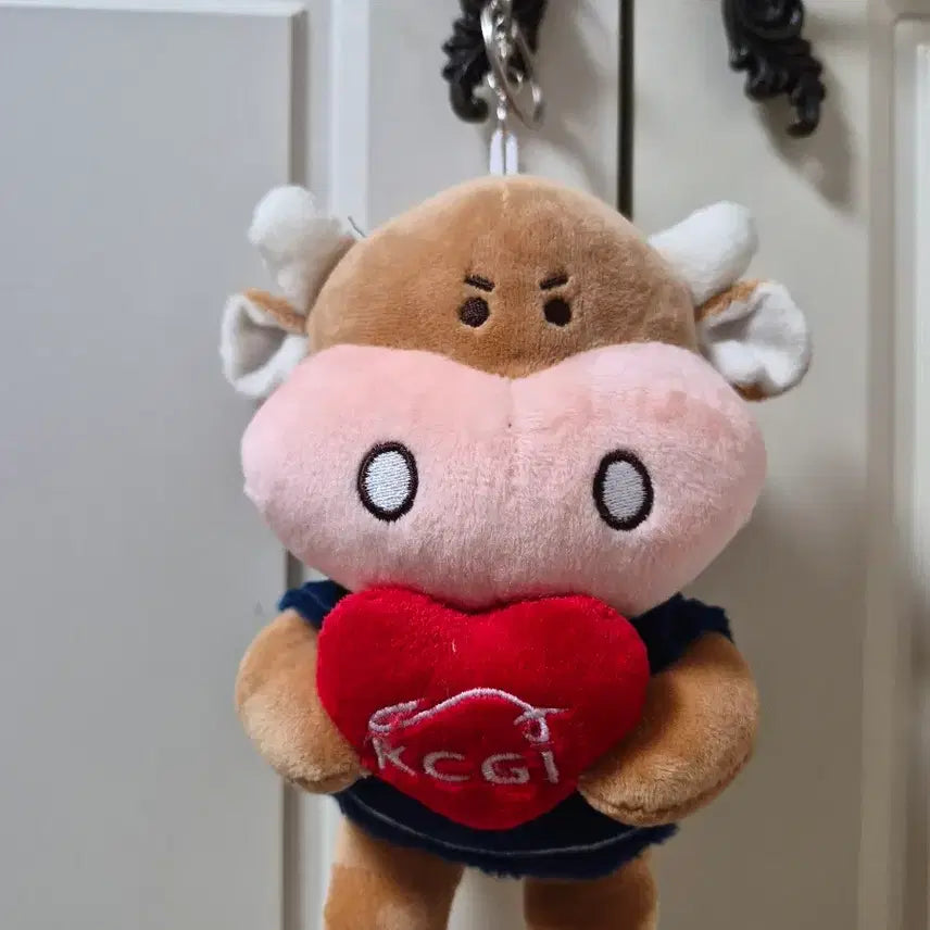 [BUNJANG] Heart Holding Cow Plush Keychain / 새제품 하트 안은 소 인형 키링