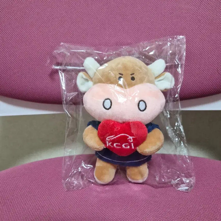 [BUNJANG] Heart Holding Cow Plush Keychain / 새제품 하트 안은 소 인형 키링