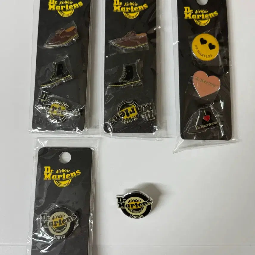 [BUNJANG] Dr. Martens Pin Badge Set / 닥터마틴 핀 뱃지 세트
