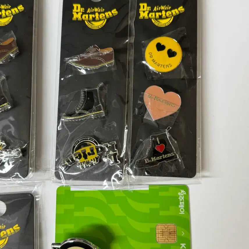 [BUNJANG] Dr. Martens Pin Badge Set / 닥터마틴 핀 뱃지 세트