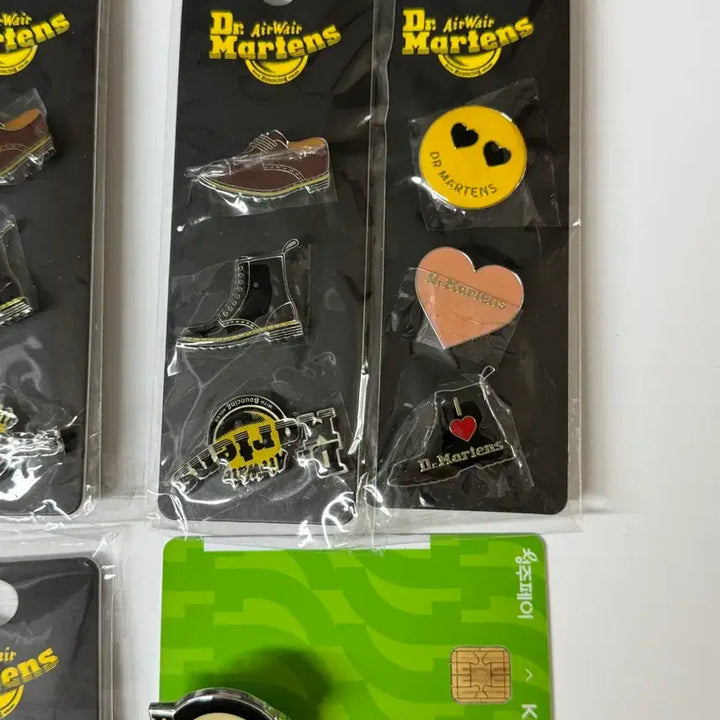 [BUNJANG] Dr. Martens Pin Badge Set / 닥터마틴 핀 뱃지 세트