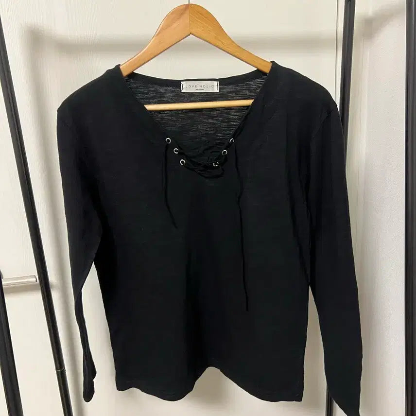 [BUNJANG] Loveholic Black Tie-Detail Blouse / 러브홀릭 블랙 끈 장식 블라우스 1167