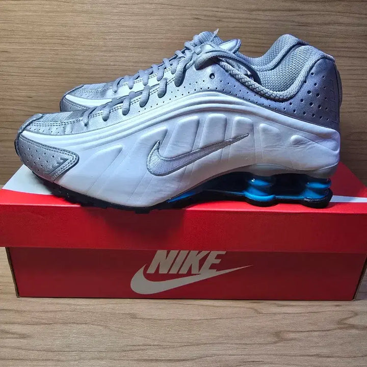 [BUNJANG] Nike Shox R4 Metallic Silver White Sneakers / 새제품245,55,60)나이키 샥스 R4 메탈릭 실버 화이트 판매합니다