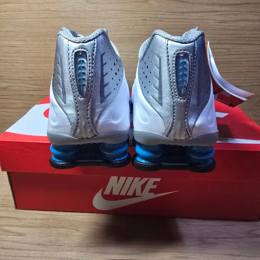 [BUNJANG] Nike Shox R4 Metallic Silver White Sneakers / 새제품245,55,60)나이키 샥스 R4 메탈릭 실버 화이트 판매합니다