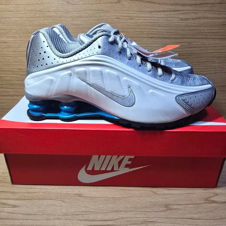 [BUNJANG] Nike Shox R4 Metallic Silver White Sneakers / 새제품245,55,60)나이키 샥스 R4 메탈릭 실버 화이트 판매합니다