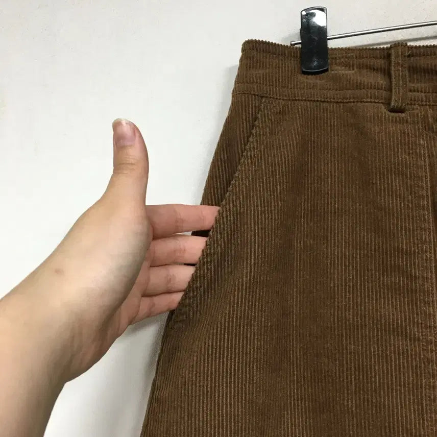[SOLD OUT] 24 스튜디오톰보이 백밴딩 코듀로이 스커트 70