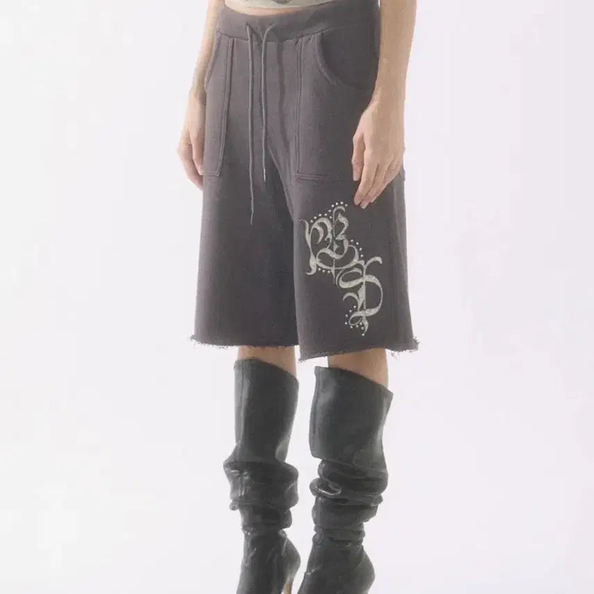[SOLD OUT] 배디 버뮤다 팬츠 Glitter Applique Half Pants Ch