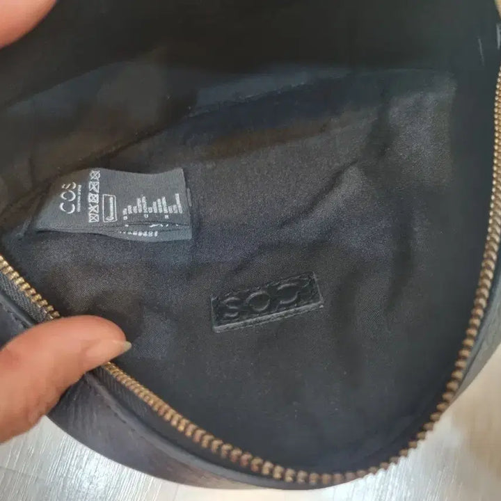 [BUNJANG] COS Black Mini Crossbody Bag / 코스 블랙 가죽 미니 크로스백