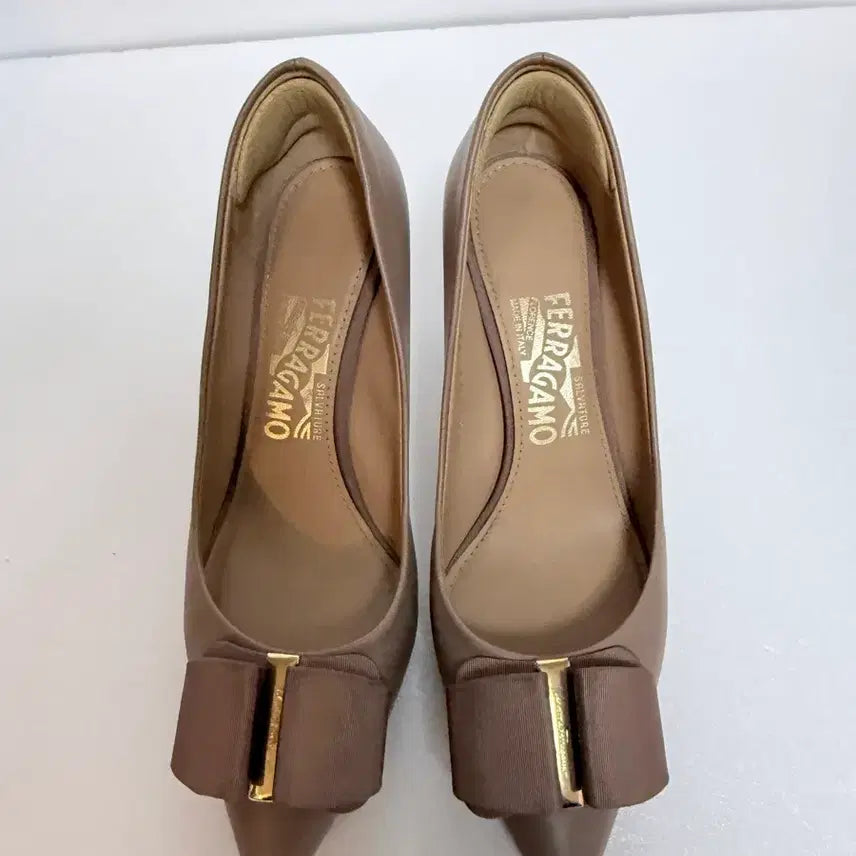 [BUNJANG] Salvatore Ferragamo Vara Ribbon Pumps Beige 230 / Salvatore Ferragamo 페라가모 바라 리본펌프스 베이지230