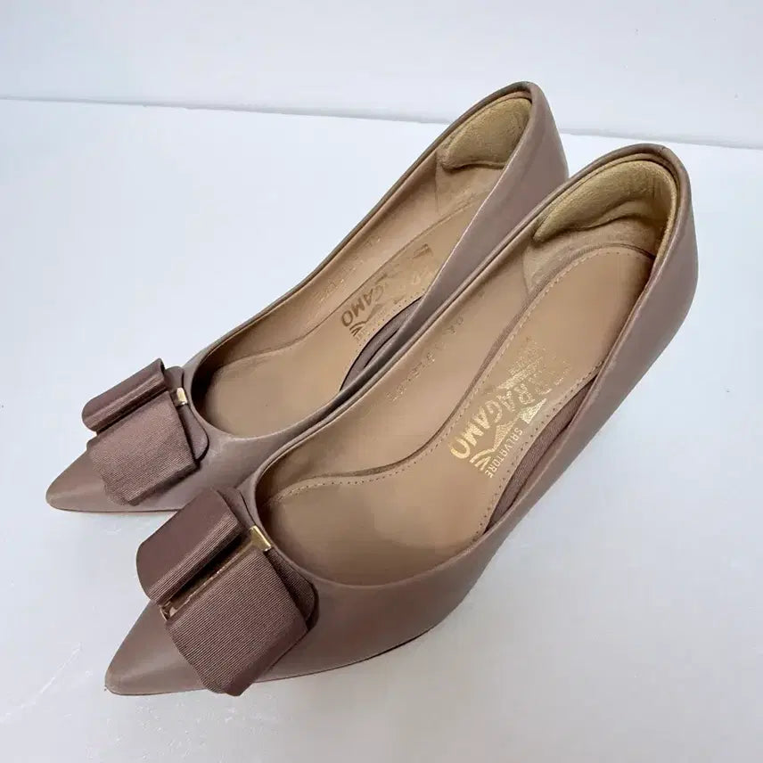 [BUNJANG] Salvatore Ferragamo Vara Ribbon Pumps Beige 230 / Salvatore Ferragamo 페라가모 바라 리본펌프스 베이지230