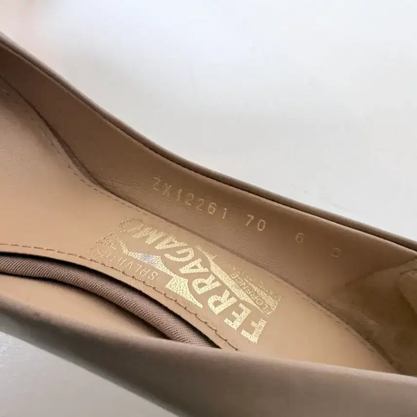 [BUNJANG] Salvatore Ferragamo Vara Ribbon Pumps Beige 230 / Salvatore Ferragamo 페라가모 바라 리본펌프스 베이지230
