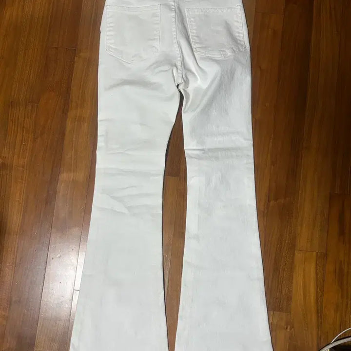 [SOLD OUT] 화이트 부츠컷
