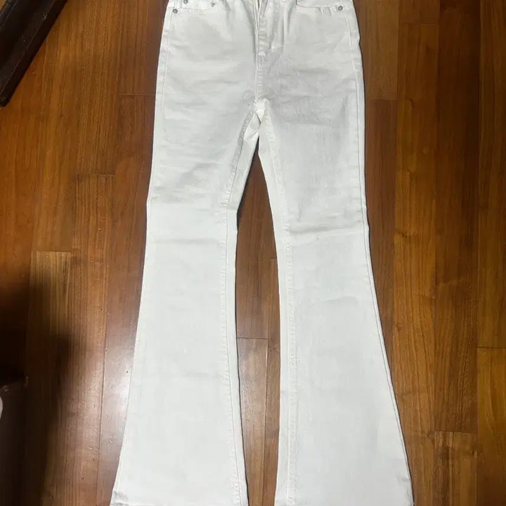 [SOLD OUT] 화이트 부츠컷