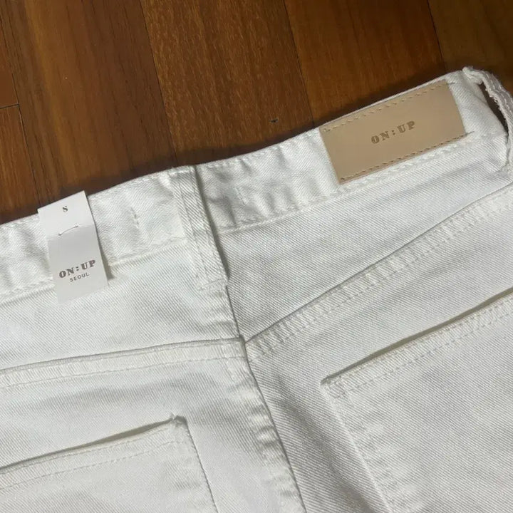 [SOLD OUT] 화이트 부츠컷