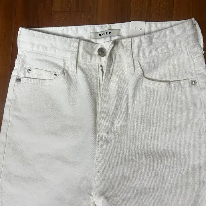 [SOLD OUT] 화이트 부츠컷