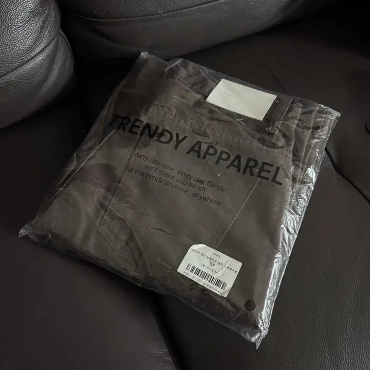 [BUNJANG] Trendier Apparel Brown Non-Fade Straight Raw Denim Pants / [새상품]트렌디어패럴 브라운 논페이드 스트레이트 생지데님팬츠