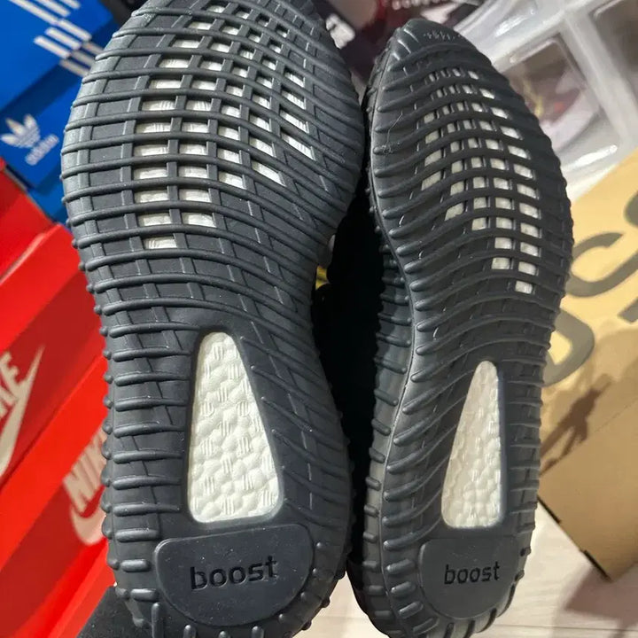 [BUNJANG] Adidas Yeezy Boost 350 V2 Onyx Sneakers / 아디다스 이지부스트 350 V2 오닉스 새상품