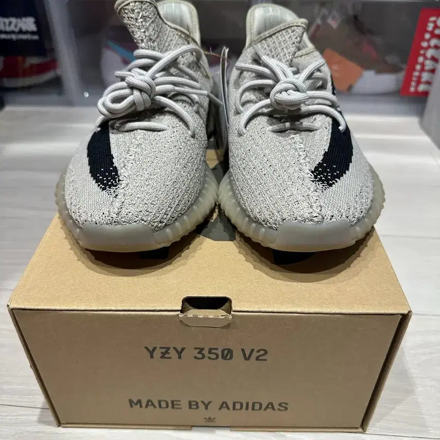 [BUNJANG] Adidas Yeezy Boost 350 V2 Sneakers / 아디다스 이지부스트 350 V2 새상품