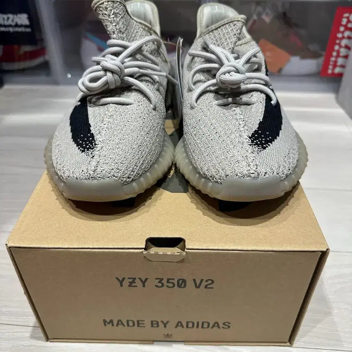 [BUNJANG] Adidas Yeezy Boost 350 V2 Sneakers / 아디다스 이지부스트 350 V2 새상품