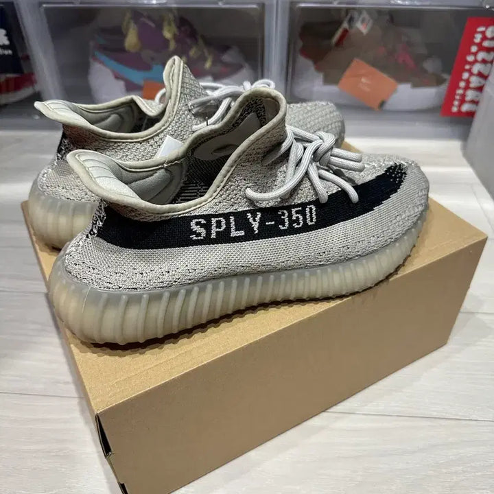 [BUNJANG] Adidas Yeezy Boost 350 V2 Sneakers / 아디다스 이지부스트 350 V2 새상품