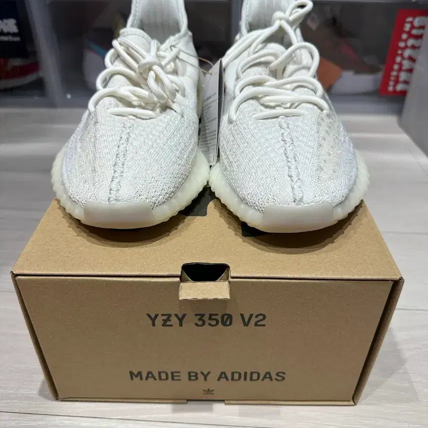 [BUNJANG] Adidas Yeezy 350 V2 Cream White Sneakers / 아디다스 이지 350 V2 크림 화이트