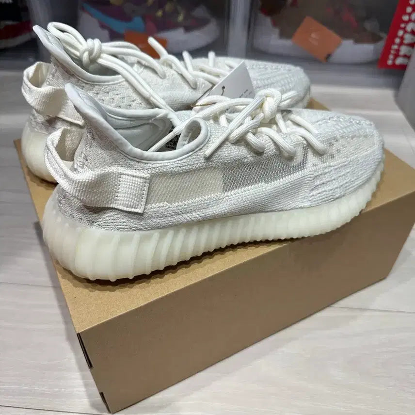[BUNJANG] Adidas Yeezy 350 V2 Cream White Sneakers / 아디다스 이지 350 V2 크림 화이트