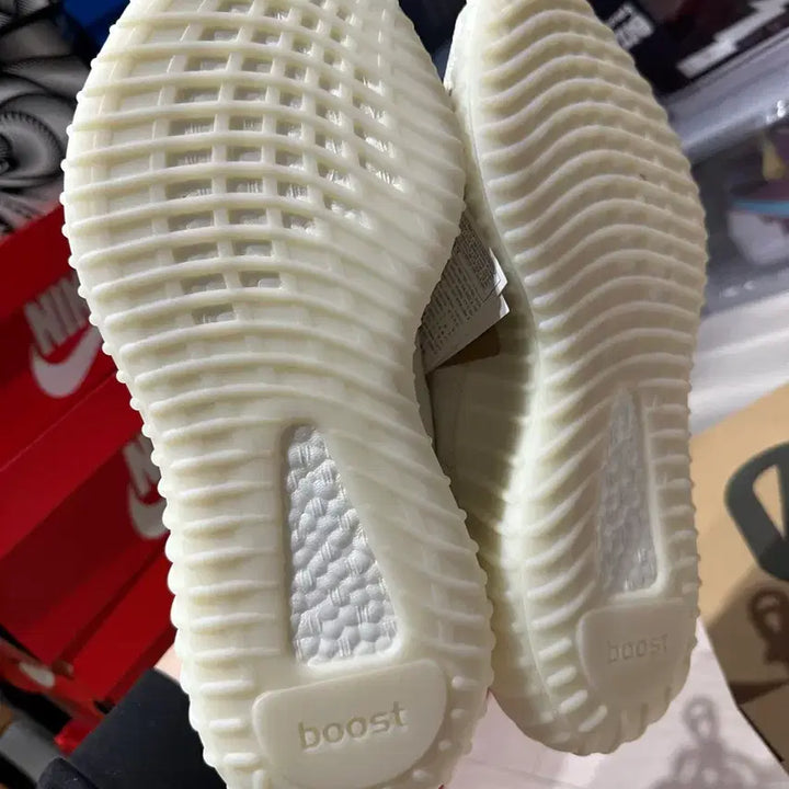 [BUNJANG] Adidas Yeezy 350 V2 Cream White Sneakers / 아디다스 이지 350 V2 크림 화이트