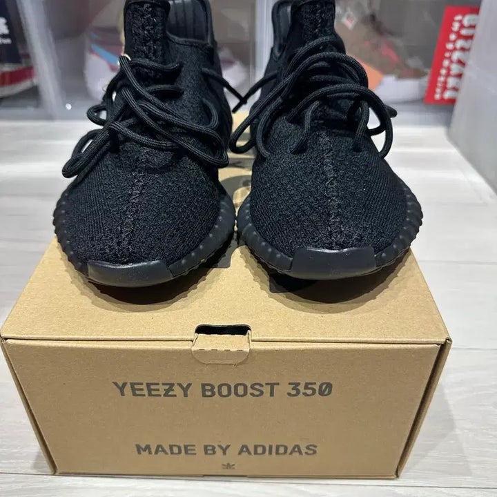 [BUNJANG] Adidas Yeezy Boost 350 V2 Black Sneakers / 아디다스 이지부스트 350 V2 블랙 새상품