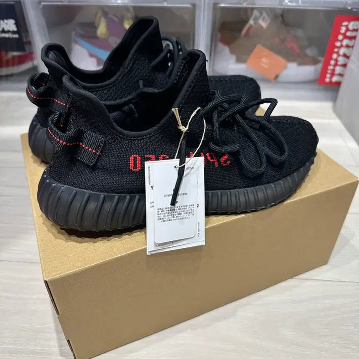 [BUNJANG] Adidas Yeezy Boost 350 V2 Black Sneakers / 아디다스 이지부스트 350 V2 블랙 새상품