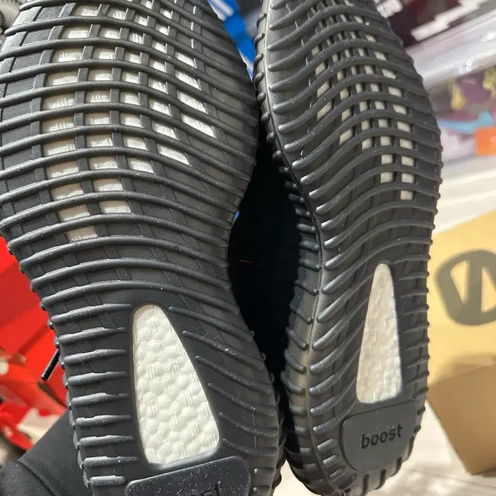 [BUNJANG] Adidas Yeezy Boost 350 V2 Black Sneakers / 아디다스 이지부스트 350 V2 블랙 새상품