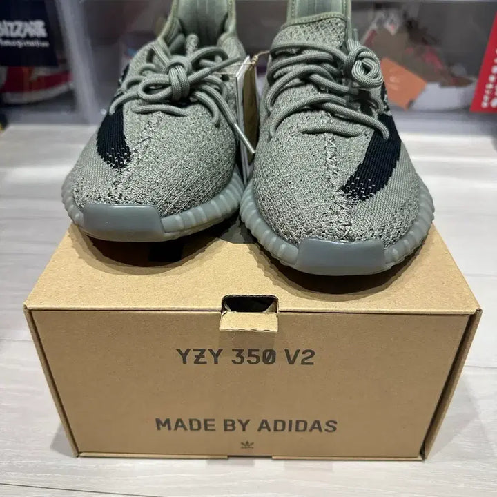 [BUNJANG] Adidas Yeezy Boost 350 V2 Sneakers / 아디다스 이지부스트 350 V2 새상품