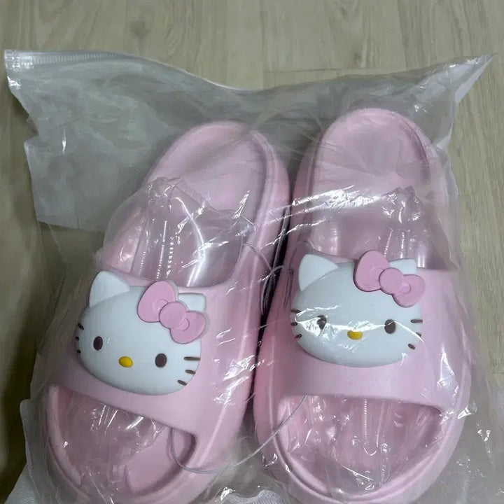 [BUNJANG] Sanrio Hello Kitty Pink Platform Slippers 240-245mm / 산리오 헬로키티 핑크 실내화 슬리퍼 통굽 새상품 240~245mm
