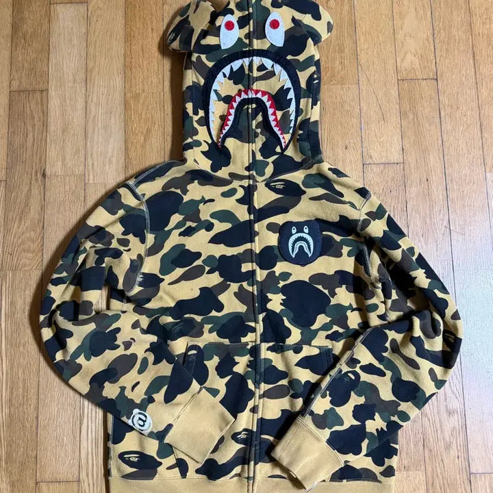 [BUNJANG] BAPE Bearbrick Camo Hoodie / 베이프 베어브릭 콜라보 카모 후드집업