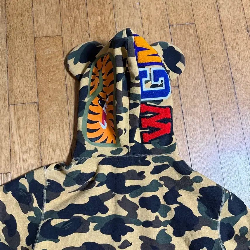 [BUNJANG] BAPE Bearbrick Camo Hoodie / 베이프 베어브릭 콜라보 카모 후드집업