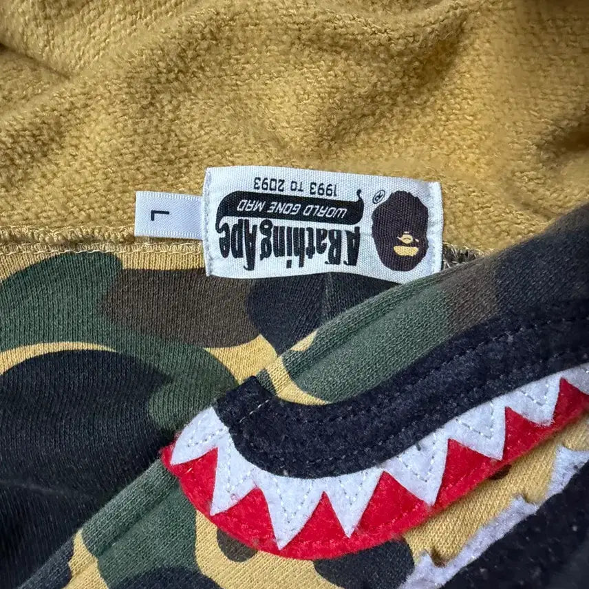 [BUNJANG] BAPE Bearbrick Camo Hoodie / 베이프 베어브릭 콜라보 카모 후드집업