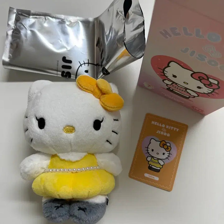 [BUNJANG] Hello Kitty Jisoo Plush Keyring Yellow / 헬로키티 x 지수 플러시 키링 옐로우 (개봉 박스)