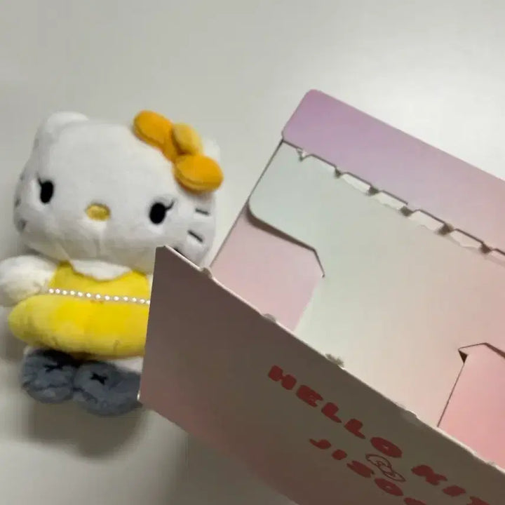 [BUNJANG] Hello Kitty Jisoo Plush Keyring Yellow / 헬로키티 x 지수 플러시 키링 옐로우 (개봉 박스)